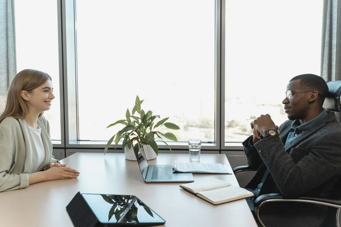 Bewerbungsgespräch in einem modernen Büro