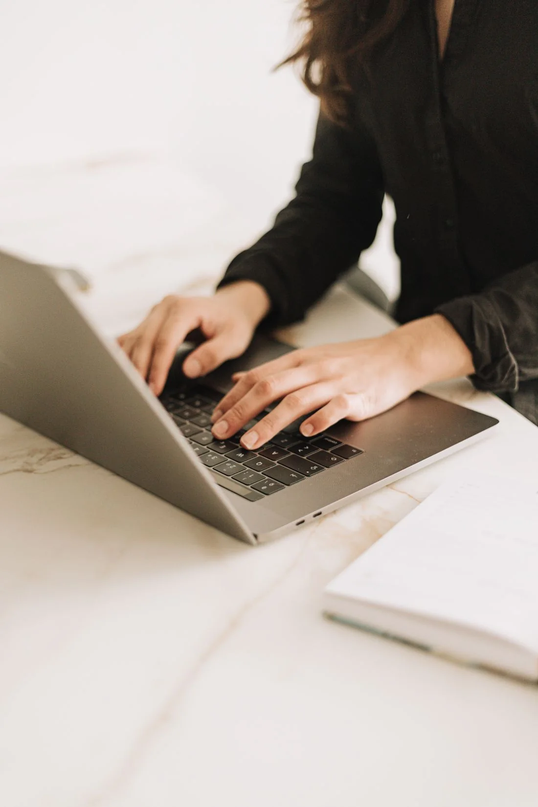 Konzentrierte Arbeit am Laptop