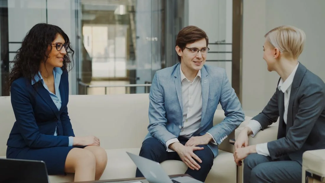 Team im gemeinsamen fachlichen Gespräch
