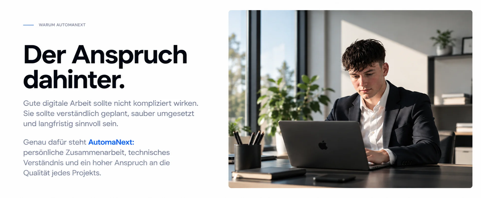 Gerrit Wemhoff arbeitet konzentriert an einem Laptop