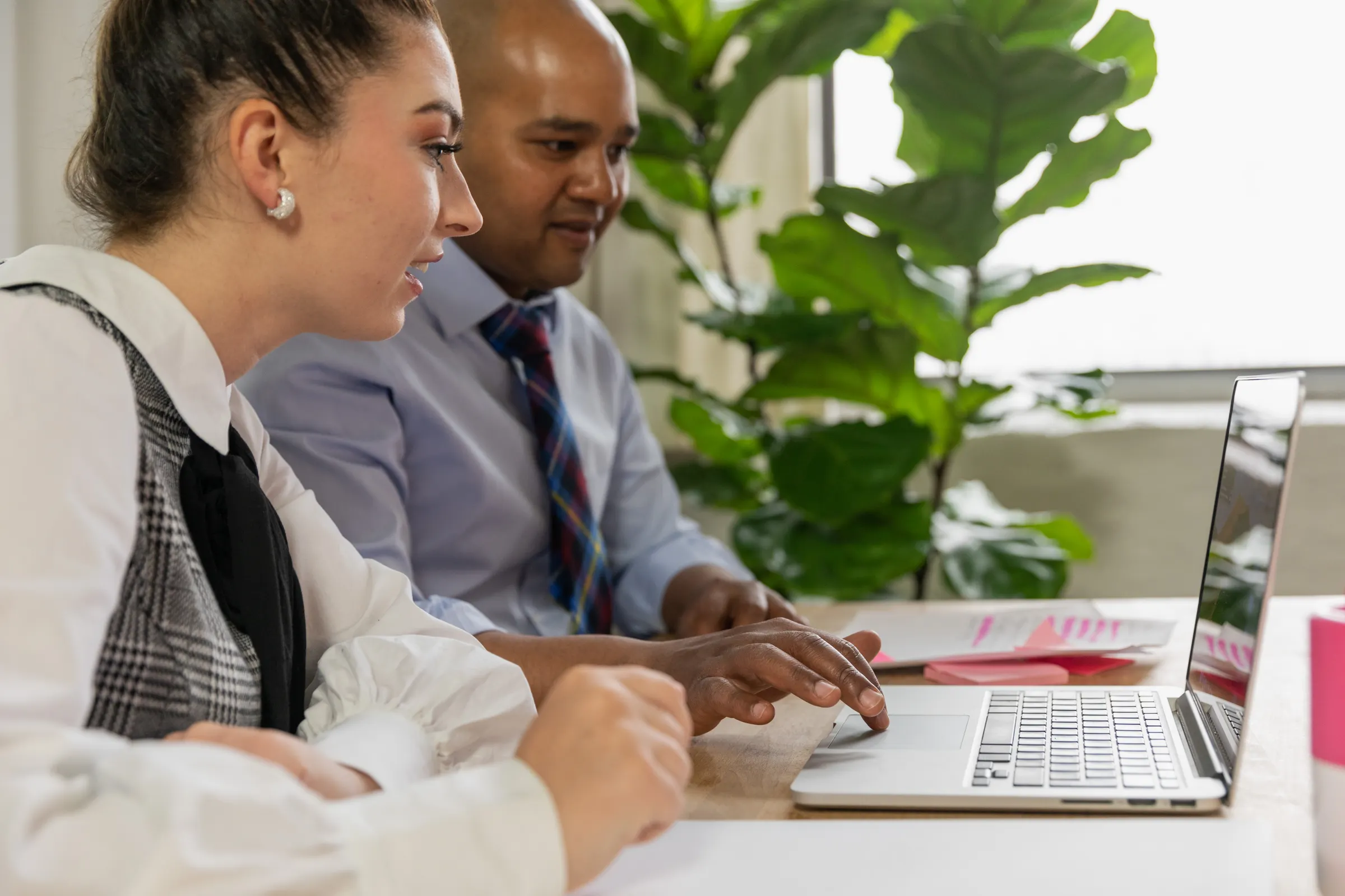 Zwei Mitarbeitende entwickeln gemeinsam eine digitale Lösung