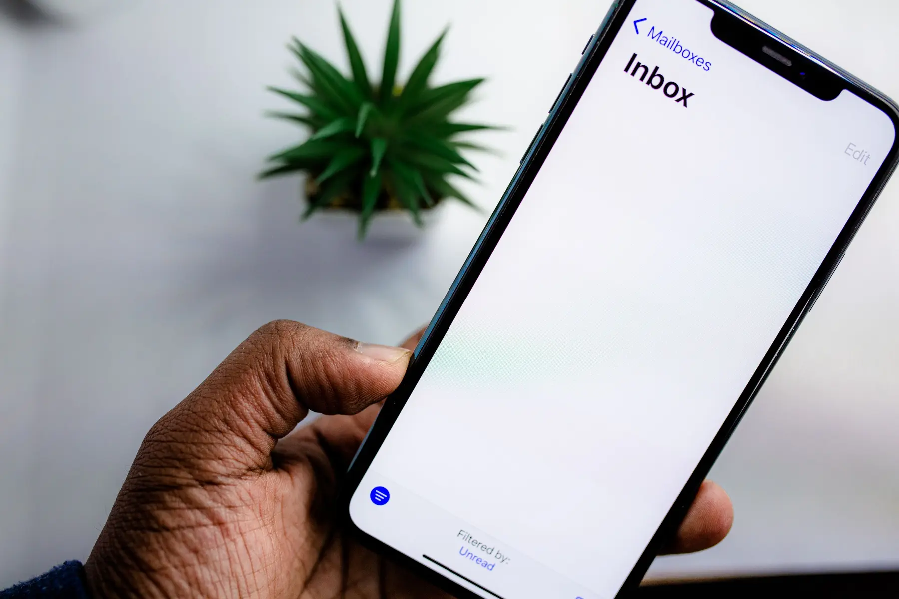 Smartphone mit geöffnetem E-Mail-Postfach
