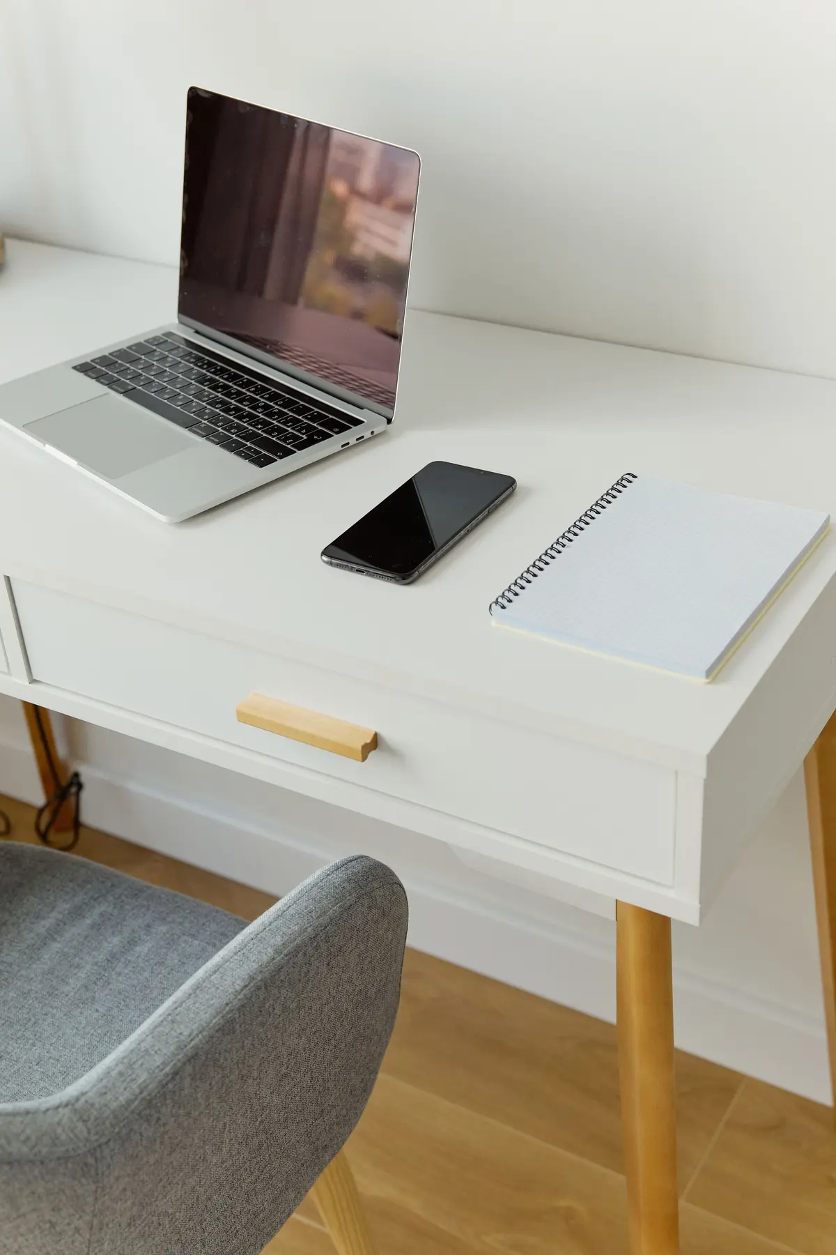 Arbeitsplatz mit Smartphone und Notizbuch