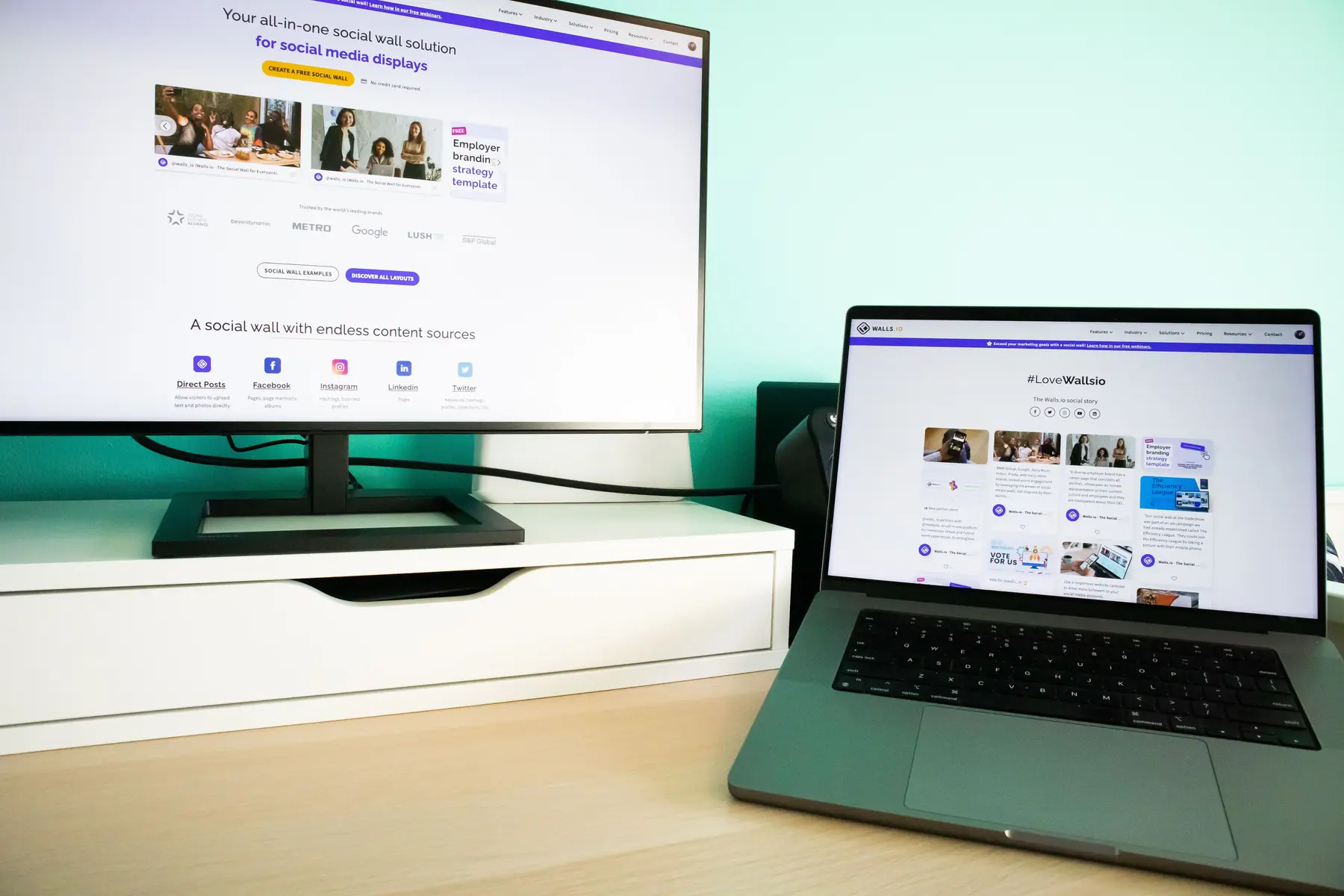 Mehrere digitale Werkzeuge auf Monitor und Laptop