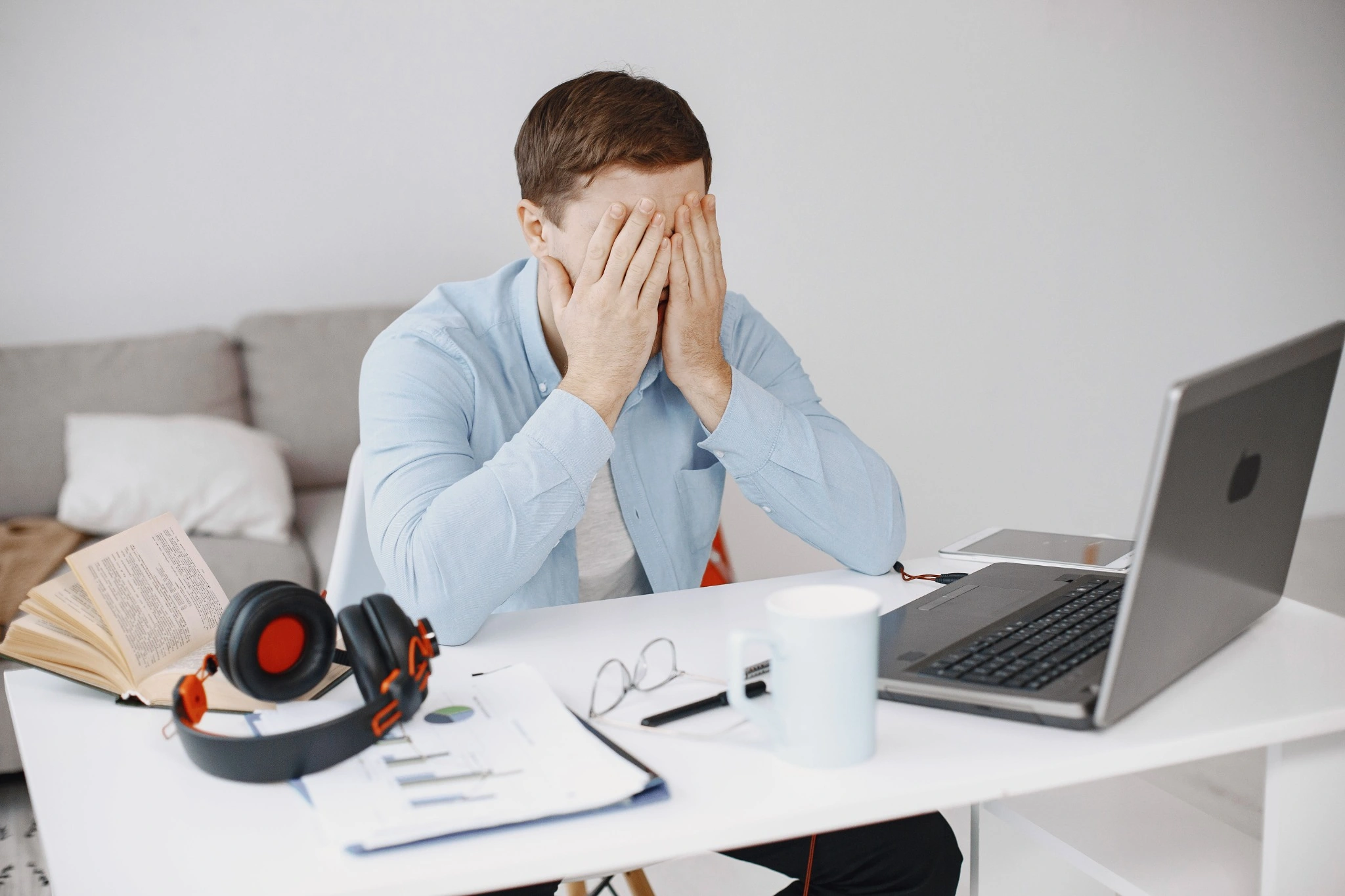 Frustrierter Unternehmer vor seinem Laptop