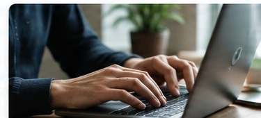 Person beim Erstellen verständlicher Website-Inhalte
