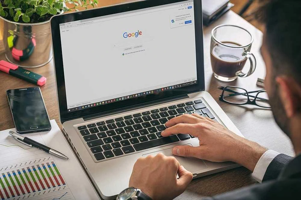 Google-Suche auf einem Laptop