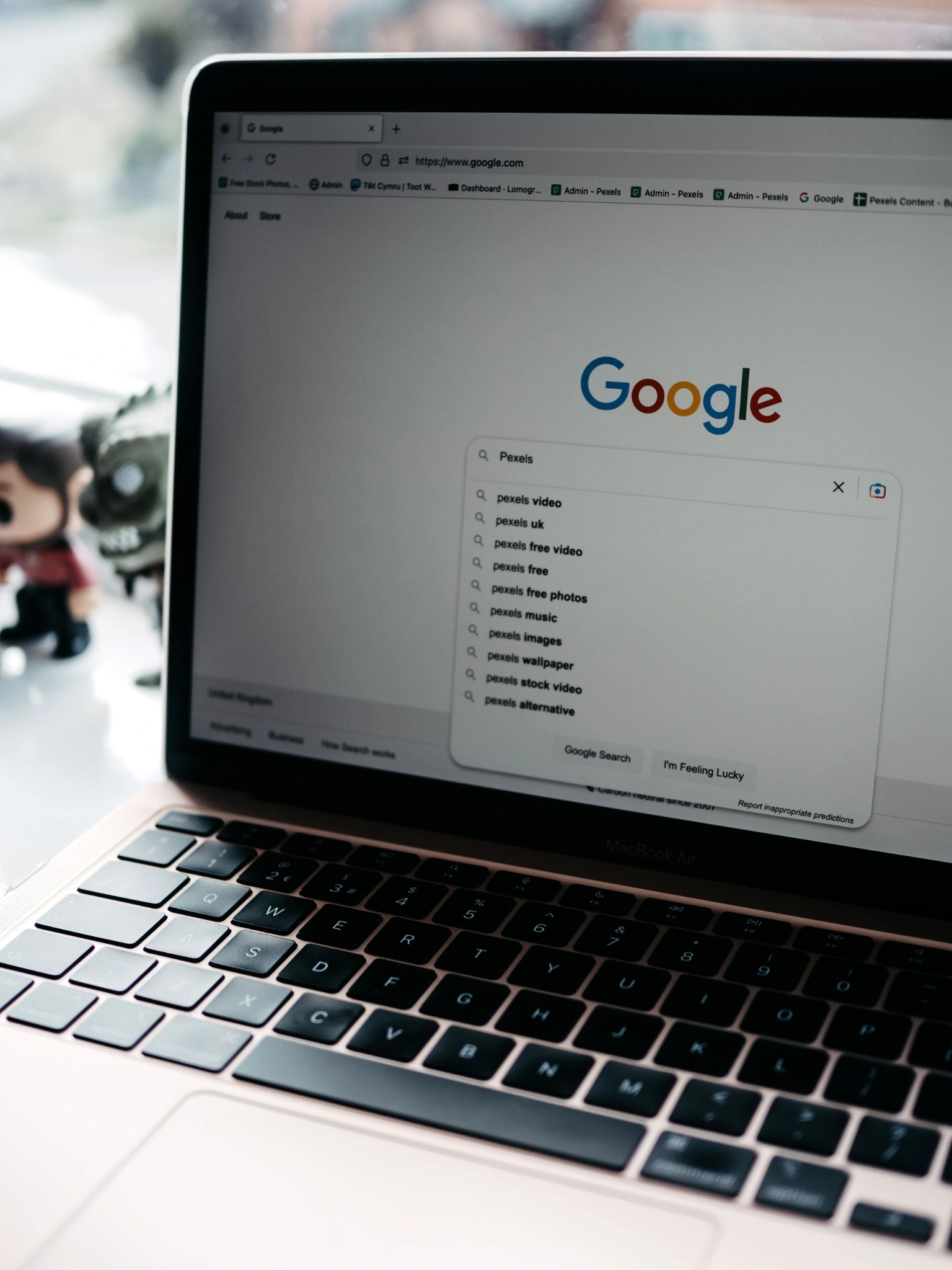 Google-Suche auf einem Laptop