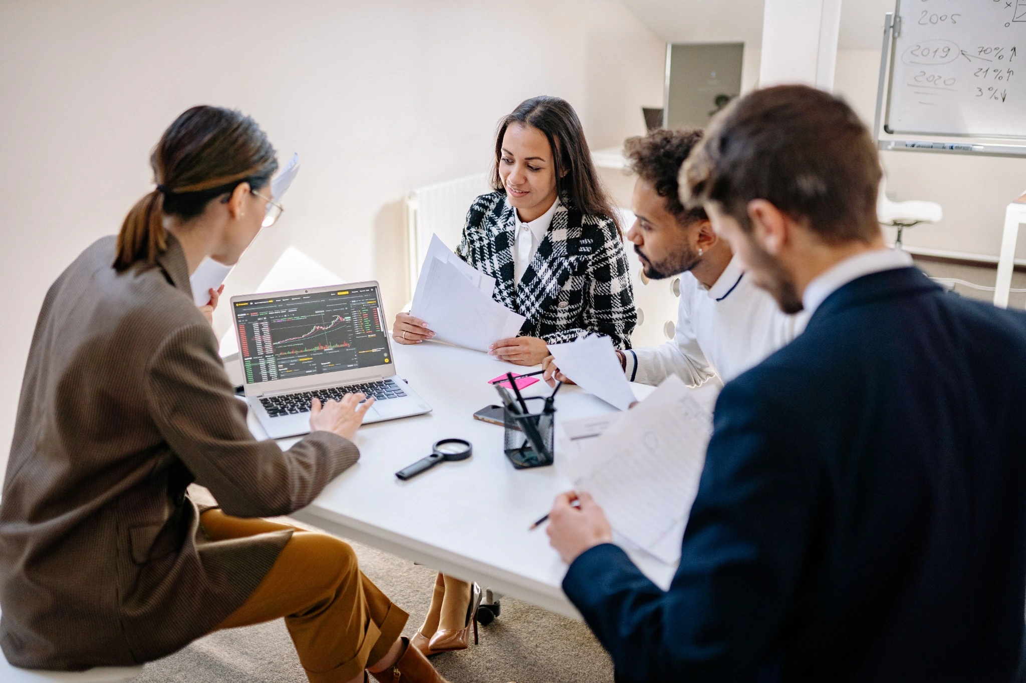 Team bei der gemeinsamen Auswertung von Website-Daten