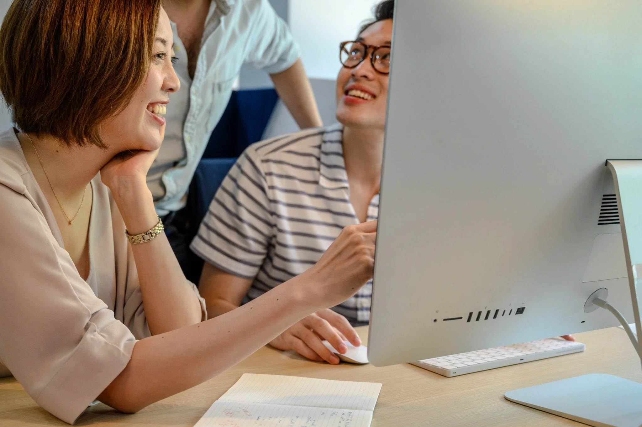Team bespricht gemeinsam Inhalte an einem großen Monitor