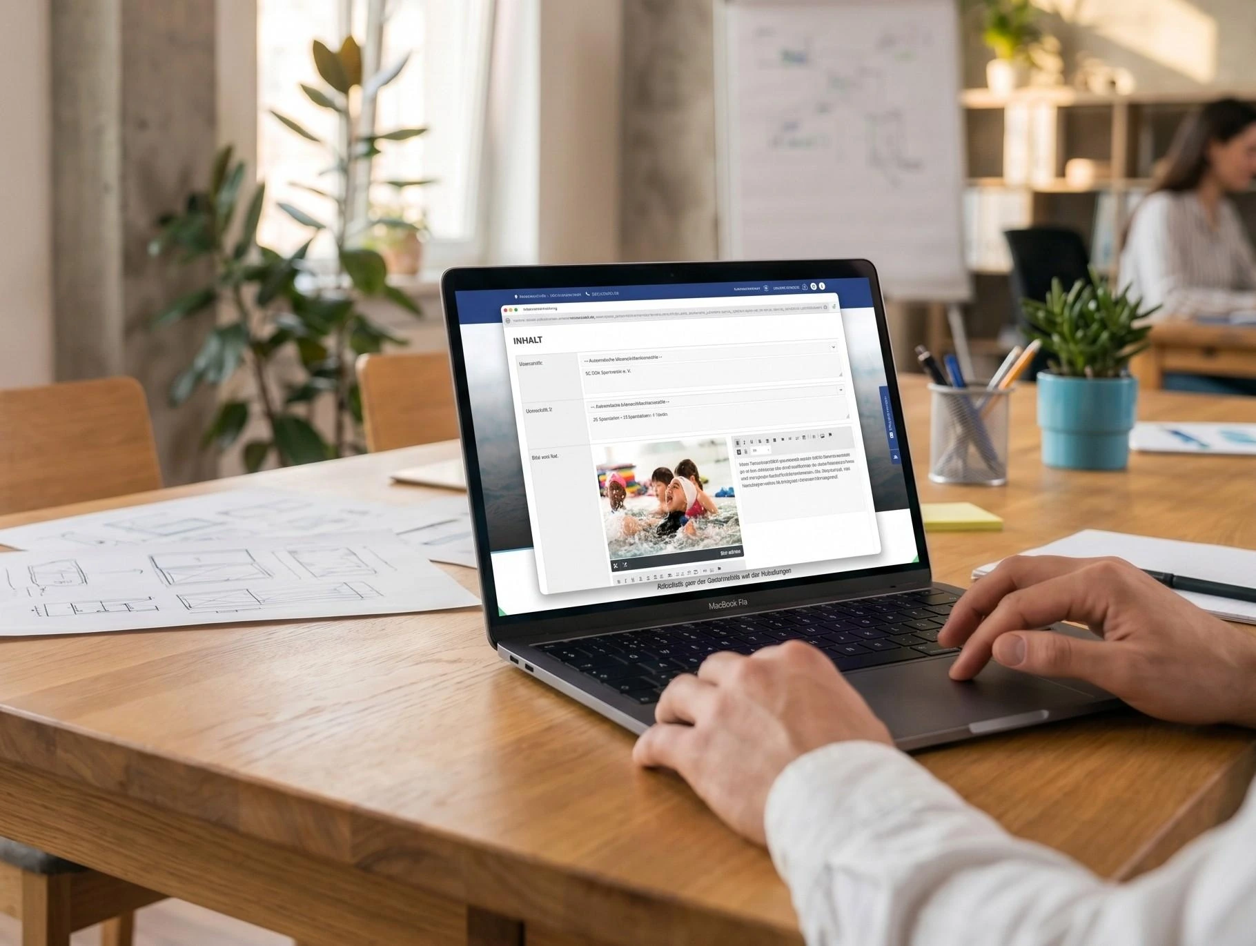 Aktualisierung digitaler Inhalte an einem Laptop