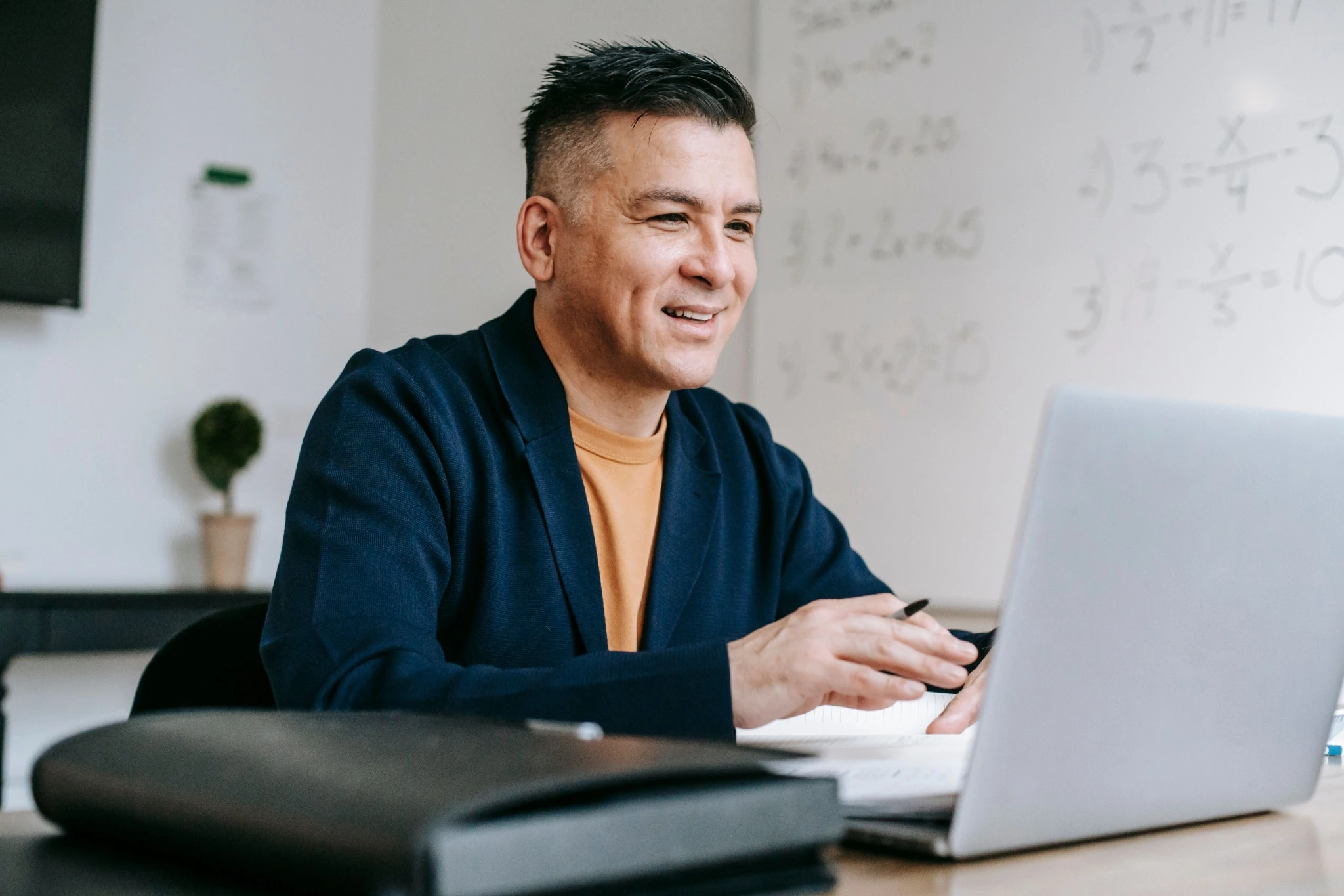 Entspannter Ansprechpartner arbeitet am Laptop