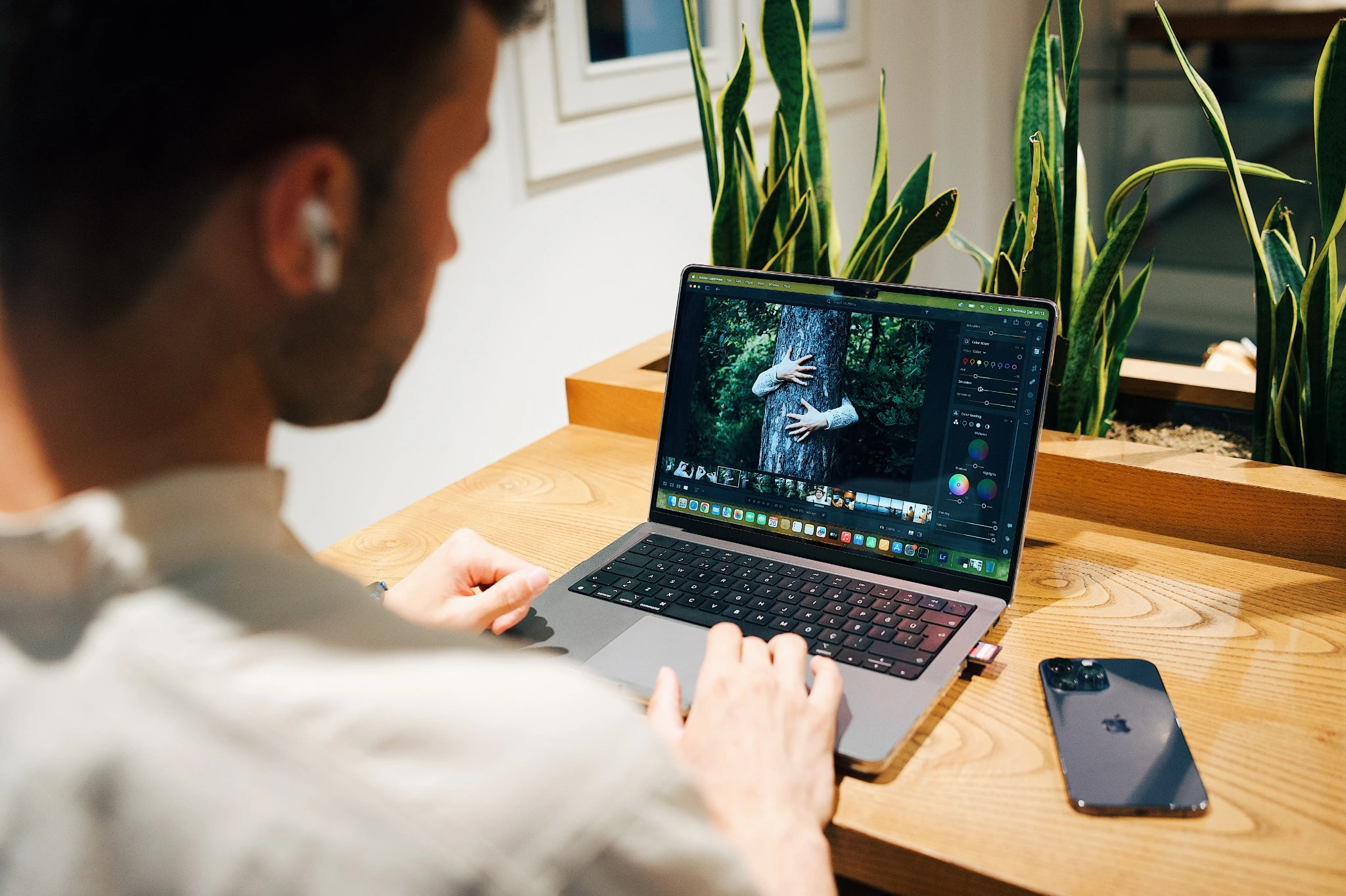 Bearbeitung digitaler Inhalte an einem Laptop