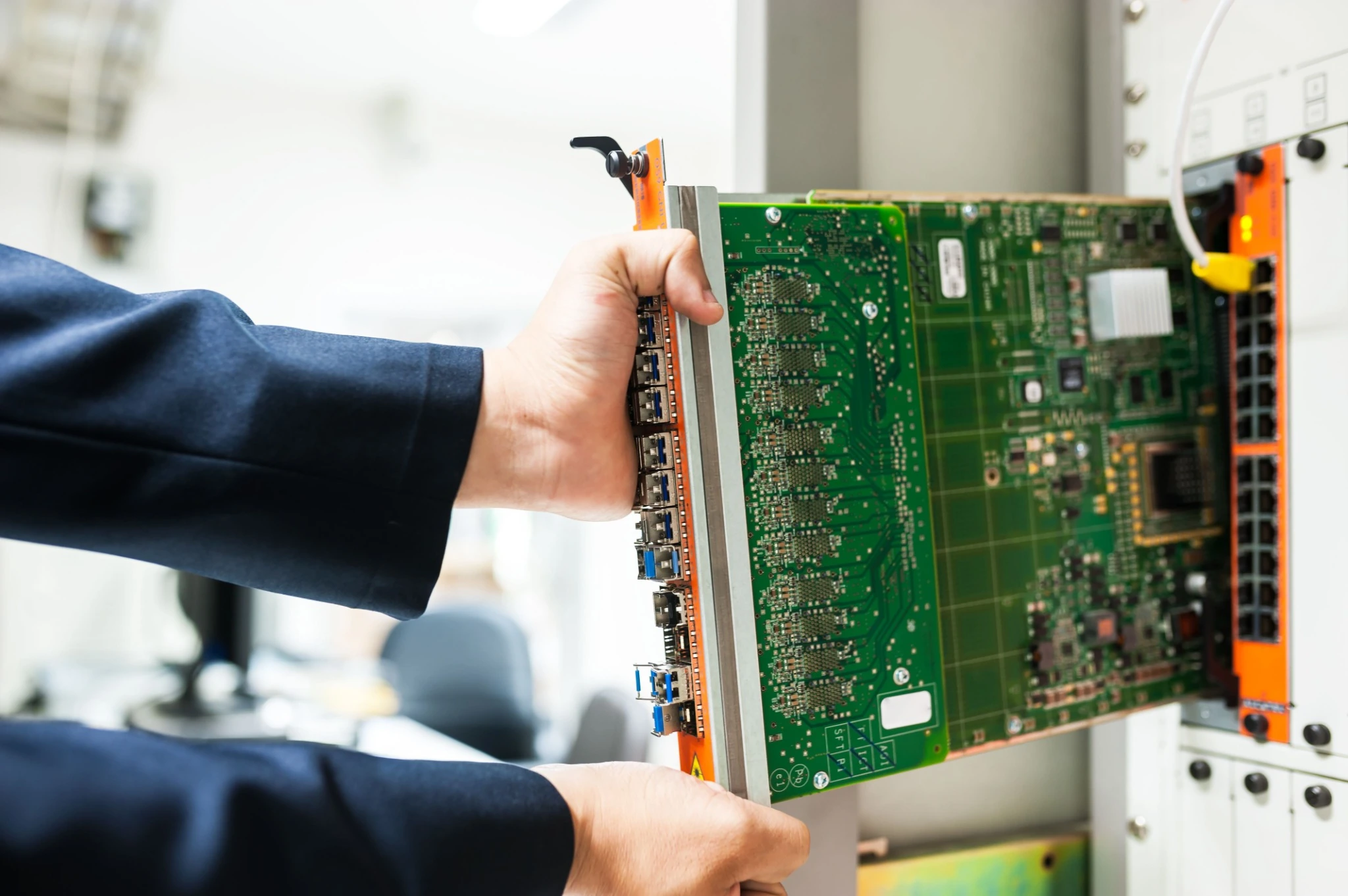 Techniker prüft eine elektronische Komponente